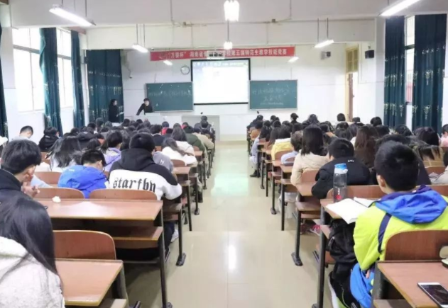 一线教师一起开展教育规划与施行在实践中协同提高教师的专业素养 一线教师一起开展教育规划与施行在实践中协同提高教师的专业素养