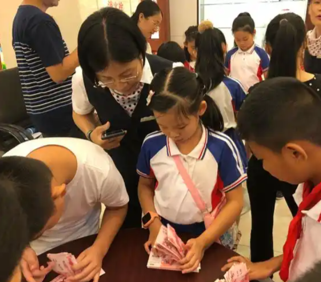 情景判断游戏引导学生对日常物品进行需要与想要的分类讨论