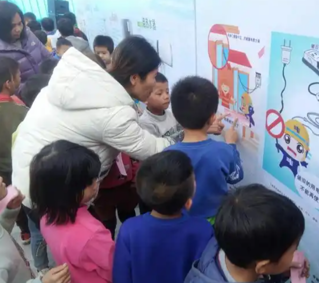 随着电器使用增多用电安全成为看护学生健康生长的重要一环